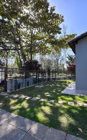 Casa de condomínio à venda com 550m², 4 quartos e 2 vagas Casa de condomínio à venda com 550m², 4 quartos e 2 vagasÁrea externa