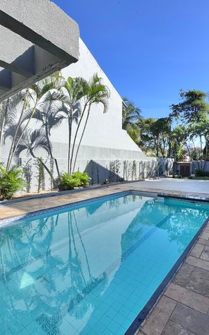 Casa de condomínio à venda com 550m², 4 quartos e 2 vagas Casa de condomínio à venda com 550m², 4 quartos e 2 vagasÁrea externa
