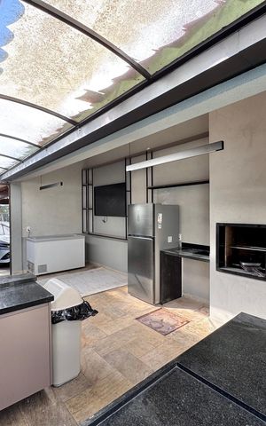 Casa de condomínio à venda com 550m², 4 quartos e 2 vagas Casa de condomínio à venda com 550m², 4 quartos e 2 vagasÁrea Gourmet