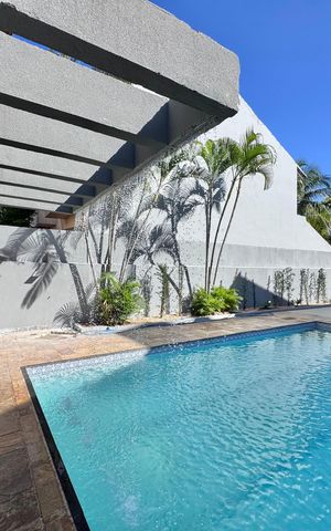 Casa de condomínio à venda com 550m², 4 quartos e 2 vagas Casa de condomínio à venda com 550m², 4 quartos e 2 vagasÁrea externa