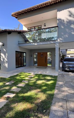 Casa de condomínio à venda com 550m², 4 quartos e 2 vagas Casa de condomínio à venda com 550m², 4 quartos e 2 vagasÁrea externa