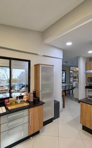 Casa de condomínio à venda com 550m², 4 quartos e 2 vagas Casa de condomínio à venda com 550m², 4 quartos e 2 vagasCozinha