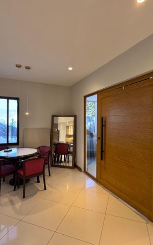 Casa de condomínio à venda com 550m², 4 quartos e 2 vagas Casa de condomínio à venda com 550m², 4 quartos e 2 vagasSala