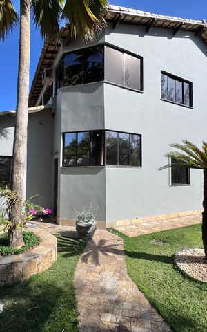 Casa de condomínio à venda com 550m², 4 quartos e 2 vagas Casa de condomínio à venda com 550m², 4 quartos e 2 vagasÁrea externa