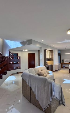 Casa de condomínio à venda com 550m², 4 quartos e 2 vagas Casa de condomínio à venda com 550m², 4 quartos e 2 vagasSala