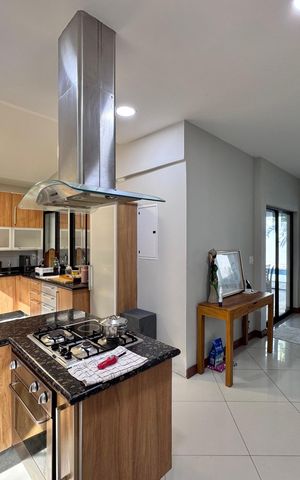 Casa de condomínio à venda com 550m², 4 quartos e 2 vagas Casa de condomínio à venda com 550m², 4 quartos e 2 vagasCozinha