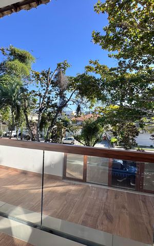Casa de condomínio à venda com 550m², 4 quartos e 2 vagas Casa de condomínio à venda com 550m², 4 quartos e 2 vagasSuíte 1 Master - Varanda