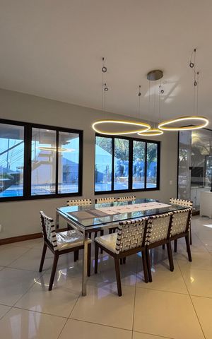 Casa de condomínio à venda com 550m², 4 quartos e 2 vagas Casa de condomínio à venda com 550m², 4 quartos e 2 vagasSala