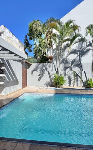 Casa de condomínio à venda com 550m², 4 quartos e 2 vagas Casa de condomínio à venda com 550m², 4 quartos e 2 vagasÁrea externa