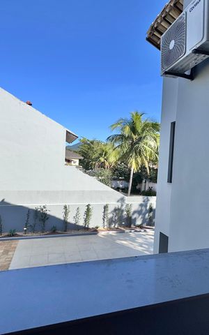 Casa de condomínio à venda com 550m², 4 quartos e 2 vagas Casa de condomínio à venda com 550m², 4 quartos e 2 vagasHall Íntimo - Varanda