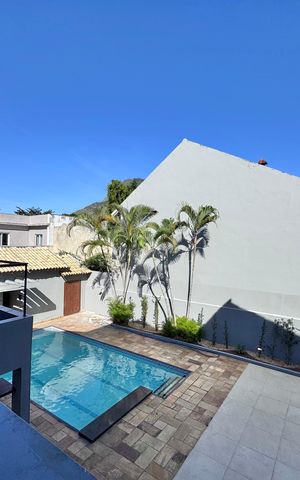 Casa de condomínio à venda com 550m², 4 quartos e 2 vagas Casa de condomínio à venda com 550m², 4 quartos e 2 vagasHall Íntimo - Varanda