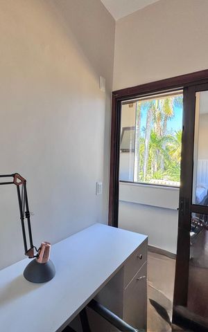 Casa de condomínio à venda com 550m², 4 quartos e 2 vagas Casa de condomínio à venda com 550m², 4 quartos e 2 vagasSuíte 3 - Escritório