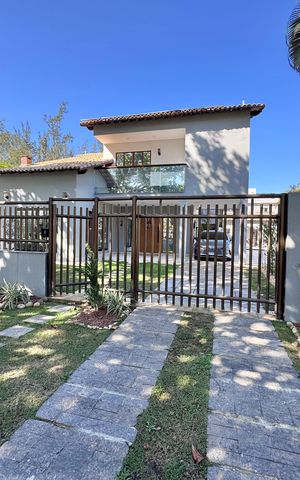Casa de condomínio à venda com 550m², 4 quartos e 2 vagas Casa de condomínio à venda com 550m², 4 quartos e 2 vagasFachada