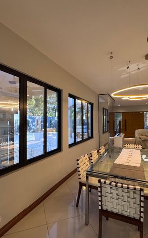 Casa de condomínio à venda com 550m², 4 quartos e 2 vagas Casa de condomínio à venda com 550m², 4 quartos e 2 vagasSala