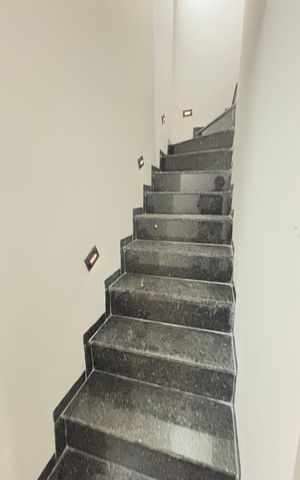 Casa à venda com 170m², 3 quartos e 2 vagas Casa à venda com 170m², 3 quartos e 2 vagasEscada