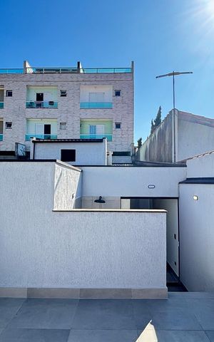 Casa à venda com 170m², 3 quartos e 2 vagas Casa à venda com 170m², 3 quartos e 2 vagasCobertura