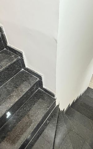 Casa à venda com 170m², 3 quartos e 2 vagas Casa à venda com 170m², 3 quartos e 2 vagasEscada