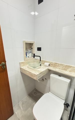 Casa à venda com 170m², 3 quartos e 2 vagas Casa à venda com 170m², 3 quartos e 2 vagasBanheiro