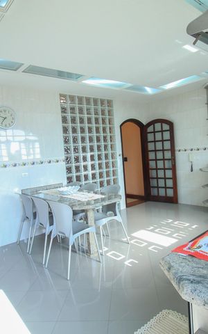 Casa à venda com 266m², 4 quartos e 4 vagas Casa à venda com 266m², 4 quartos e 4 vagasCozinha