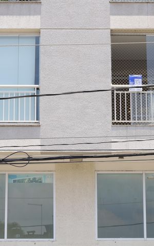 Apartamento à venda com 68m², 2 quartos e 1 vagaPlaca instalada na grade da varanda (2º andar) - Código da placa: ZNHJ-1309