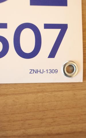 Apartamento à venda com 68m², 2 quartos e 1 vagaPlaca instalada na grade da varanda (2º andar) - Código da placa: ZNHJ-1309