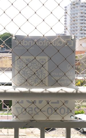 Apartamento à venda com 68m², 2 quartos e 1 vagaPlaca instalada na grade da varanda (2º andar) - Código da placa: ZNHJ-1309