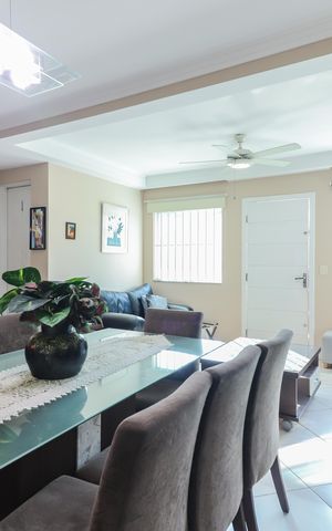 Casa de condomínio à venda com 180m², 3 quartos e 2 vagas Casa de condomínio à venda com 180m², 3 quartos e 2 vagasSala