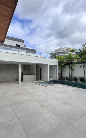 Apartamento à venda com 660m², 5 quartos e 3 vagas Apartamento à venda com 660m², 5 quartos e 3 vagasÁrea externa