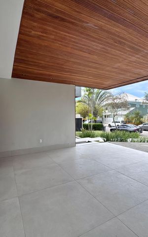 Apartamento à venda com 660m², 5 quartos e 3 vagas Apartamento à venda com 660m², 5 quartos e 3 vagasÁrea externa