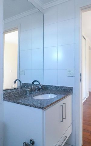 Apartamento para alugar com 243m², 4 quartos e 4 vagas Apartamento para alugar com 243m², 4 quartos e 4 vagasBanheiro da Suíte 1