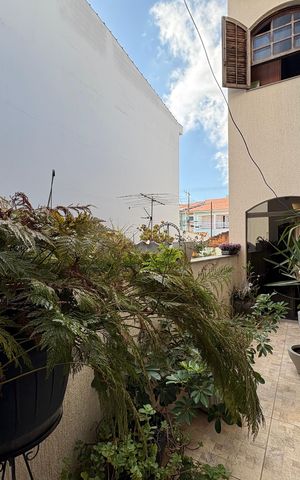 Casa à venda com 350m², 3 quartos e 4 vagas Casa à venda com 350m², 3 quartos e 4 vagasSala