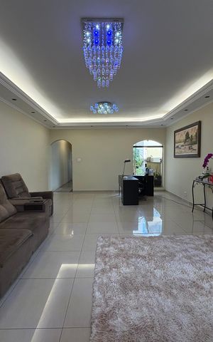 Casa à venda com 350m², 3 quartos e 4 vagas Casa à venda com 350m², 3 quartos e 4 vagasSala