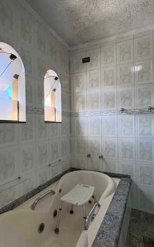 Casa à venda com 350m², 3 quartos e 4 vagas Casa à venda com 350m², 3 quartos e 4 vagasBanheiro da suíte