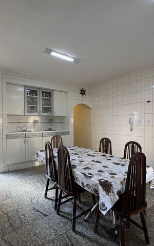 Casa à venda com 350m², 3 quartos e 4 vagas Casa à venda com 350m², 3 quartos e 4 vagasCozinha