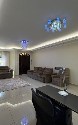 Casa à venda com 350m², 3 quartos e 4 vagas Casa à venda com 350m², 3 quartos e 4 vagasSala