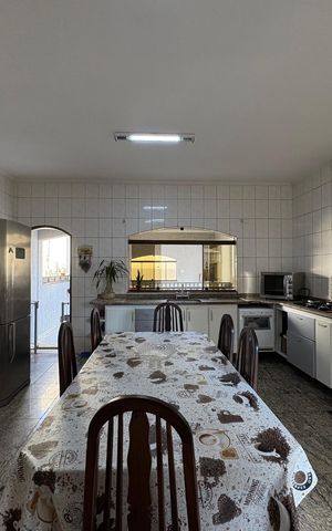 Casa à venda com 350m², 3 quartos e 4 vagas Casa à venda com 350m², 3 quartos e 4 vagasCozinha