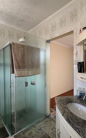 Casa à venda com 350m², 3 quartos e 4 vagas Casa à venda com 350m², 3 quartos e 4 vagasBanheiro da suíte