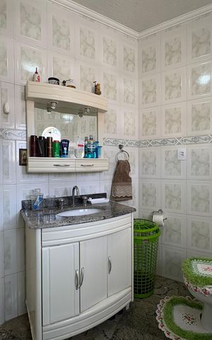Casa à venda com 350m², 3 quartos e 4 vagas Casa à venda com 350m², 3 quartos e 4 vagasBanheiro da suíte