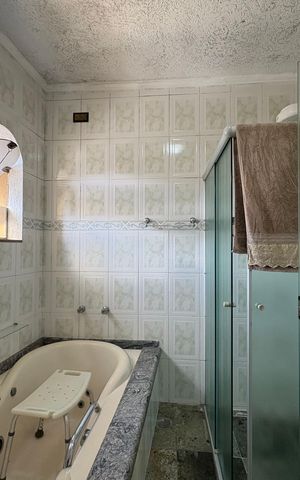 Casa à venda com 350m², 3 quartos e 4 vagas Casa à venda com 350m², 3 quartos e 4 vagasBanheiro da suíte