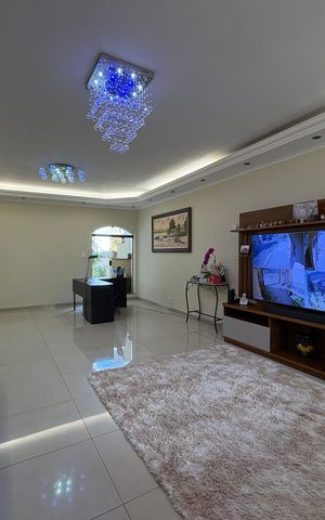 Casa à venda com 350m², 3 quartos e 4 vagas Casa à venda com 350m², 3 quartos e 4 vagasSala