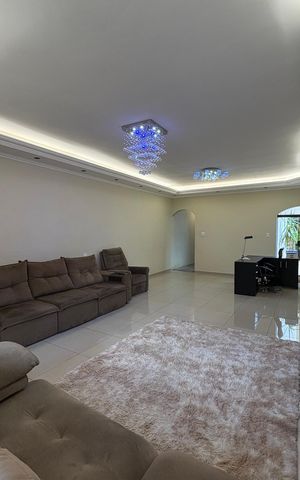 Casa à venda com 350m², 3 quartos e 4 vagas Casa à venda com 350m², 3 quartos e 4 vagasSala