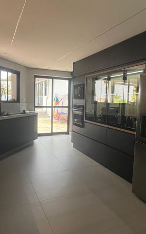 Casa à venda com 1000m², 5 quartos e 6 vagas Casa à venda com 1000m², 5 quartos e 6 vagasCozinha