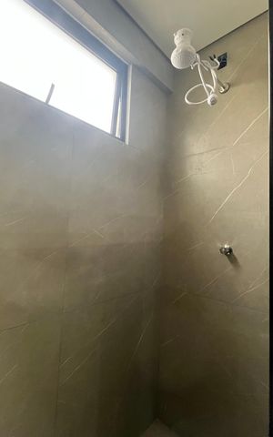 Casa à venda com 1000m², 5 quartos e 6 vagas Casa à venda com 1000m², 5 quartos e 6 vagasÁrea comum - Banheiro