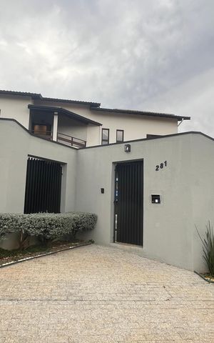 Casa à venda com 1000m², 5 quartos e 6 vagas Casa à venda com 1000m², 5 quartos e 6 vagasFachada