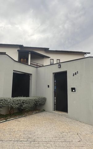Casa à venda com 1000m², 5 quartos e 6 vagas Casa à venda com 1000m², 5 quartos e 6 vagasFachada