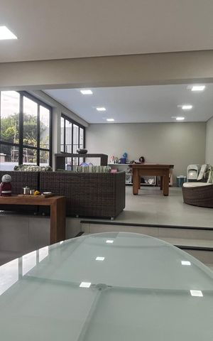 Casa à venda com 1000m², 5 quartos e 6 vagas Casa à venda com 1000m², 5 quartos e 6 vagasÁrea comum