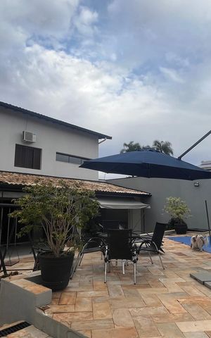 Casa à venda com 1000m², 5 quartos e 6 vagas Casa à venda com 1000m², 5 quartos e 6 vagasÁrea comum