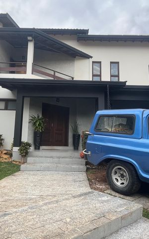 Casa à venda com 1000m², 5 quartos e 6 vagas Casa à venda com 1000m², 5 quartos e 6 vagasFachada