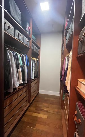 Casa à venda com 1000m², 5 quartos e 6 vagas Casa à venda com 1000m², 5 quartos e 6 vagasCloset Suíte 2