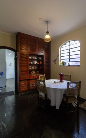 Casa à venda com 450m², 5 quartos e 4 vagas Casa à venda com 450m², 5 quartos e 4 vagasCopa